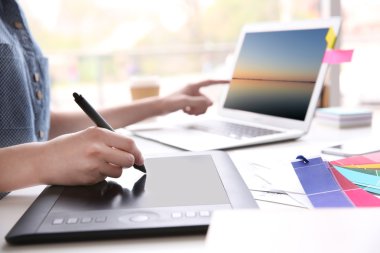 Grafik tablet kullanan kadın