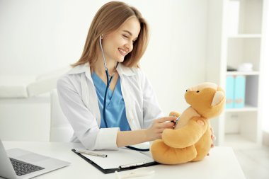 genç güzel kadın doktor 