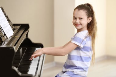 Piyano çalan küçük kız.