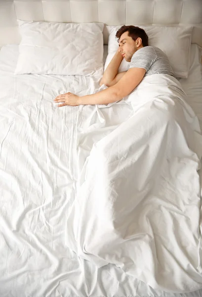 Homem dormindo sozinho na cama — Fotografia de Stock