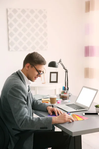 Homme Travaillant Avec Des Échantillons Couleur Bureau — Photo