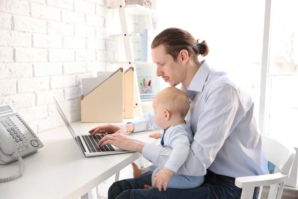 Pai com filho pequeno trabalhando — Fotografia de Stock