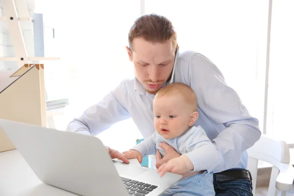 Padre con hijo pequeño trabajando — Foto de Stock