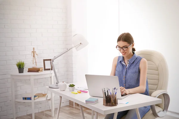 Woman working at computer — Stock Photo, Image