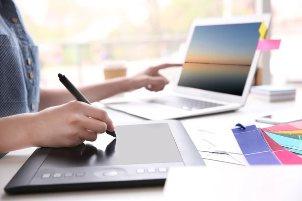 Mujer usando tableta gráfica — Foto de Stock