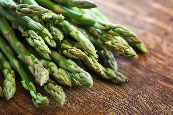 Frischer grüner Spargel — Stockfoto