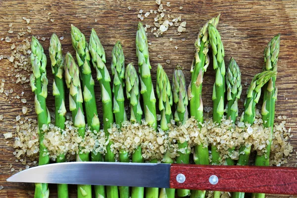 Asparagus with knife and sea salt — Stock Photo, Image