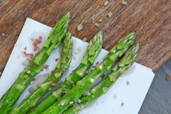 Asperges sur table en bois — Photo