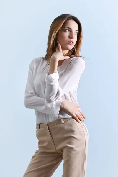 Hermosa joven con camisa blanca — Foto de Stock