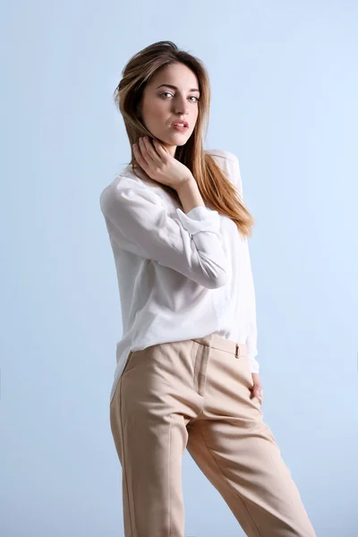 Bella giovane donna in camicia bianca — Foto Stock