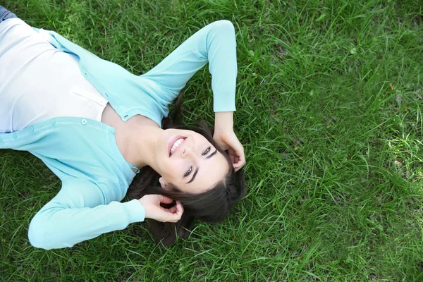 Hermosa chica mintiendo —  Fotos de Stock