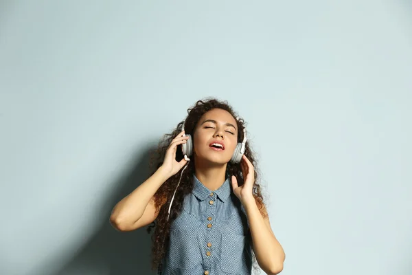 African American woman listening to music — Stock Photo, Image