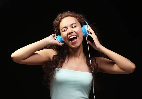 Woman listening to music in headphones — Stock Photo, Image