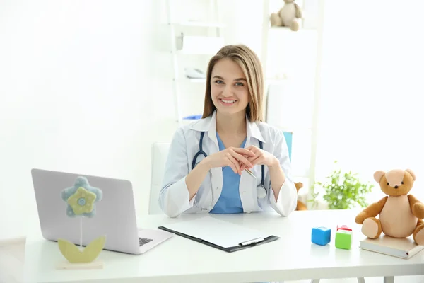 Junge schöne Ärztin — Stockfoto