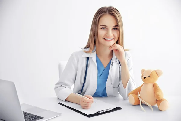 Young beautiful female doctor — Stock Photo, Image