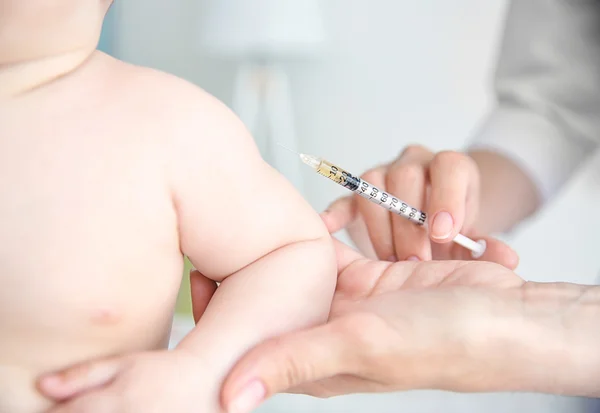 Professionele kinderarts vaccinerend baby — Stockfoto
