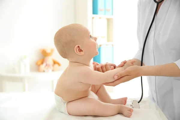 Kinderarzt untersucht Säugling — Stockfoto