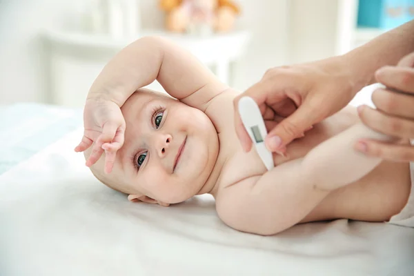Médico tomando temperatura del bebé —  Fotos de Stock