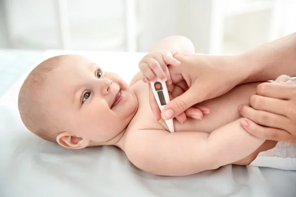 Médico tomando temperatura del bebé — Foto de Stock