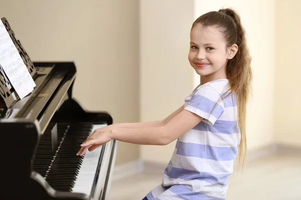 Klein meisje spelen piano — Stockfoto