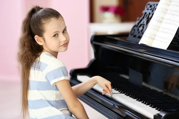 Moe meisje speelt piano — Stockfoto