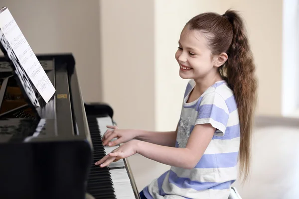 Niña pequeña tocando piano — Foto de Stock