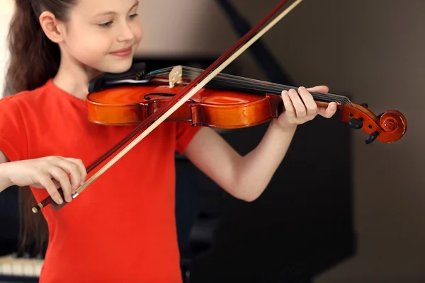 Petite fille jouant du violon — Photo