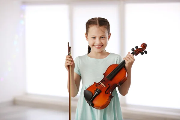 Маленькая девочка со скрипкой — стоковое фото