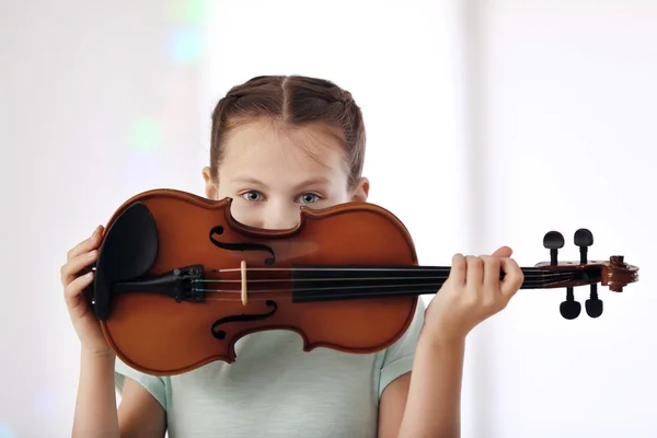 Bambina con violino — Foto Stock