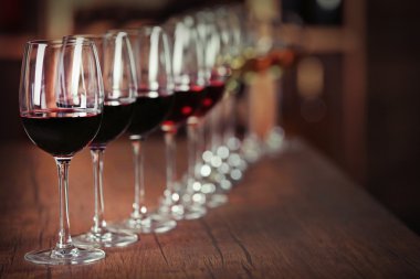 Birçok farklı şarap bardak 