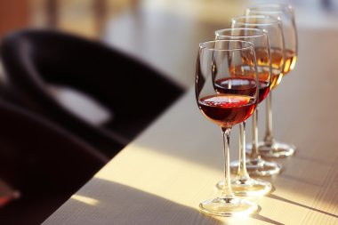 Birçok farklı şarap bardak