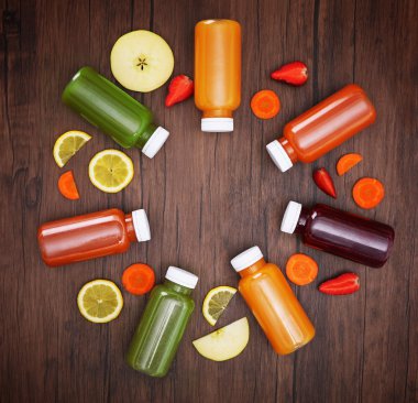 Detoks içecekler şişelerde