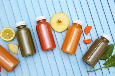 Detoks içecekler şişelerde