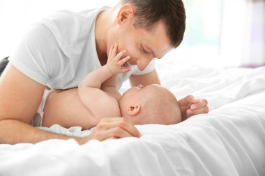 Baba ile oğul yatakta yatarken