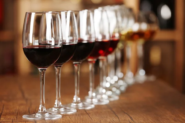 Beaucoup de verres de vin différent — Photo