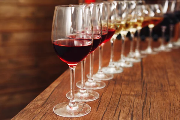 Many glasses of different wine — Stock Photo, Image