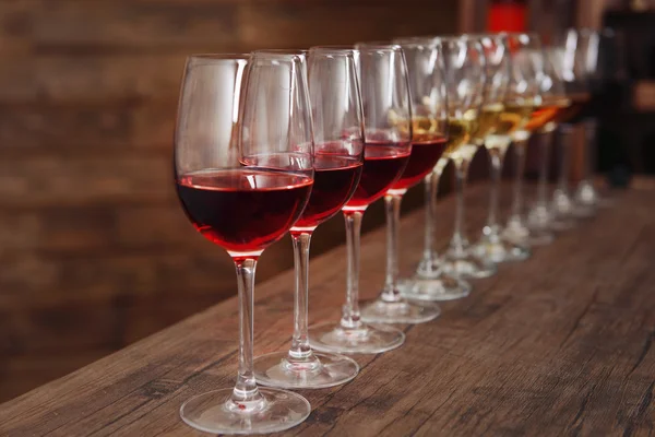 Beaucoup de verres de vin différent — Photo