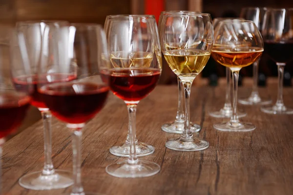 Many glasses of different wine — Stock Photo, Image