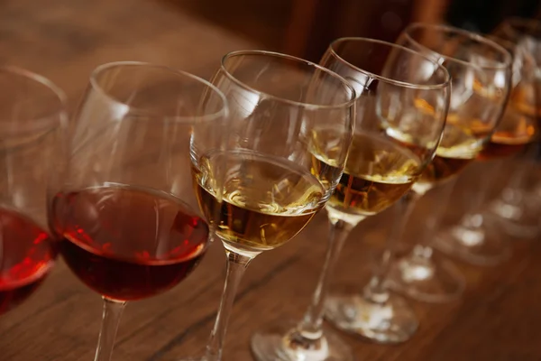 Muitos copos de vinho diferente — Fotografia de Stock