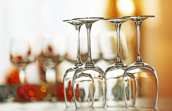 Bicchieri da vino vuoti sul tavolo — Foto Stock