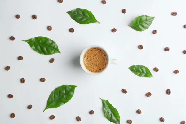 Secangkir kopi lezat dengan daun — Stok Foto