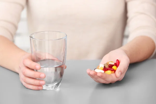 Mujer tomando vitaminas —  Fotos de Stock