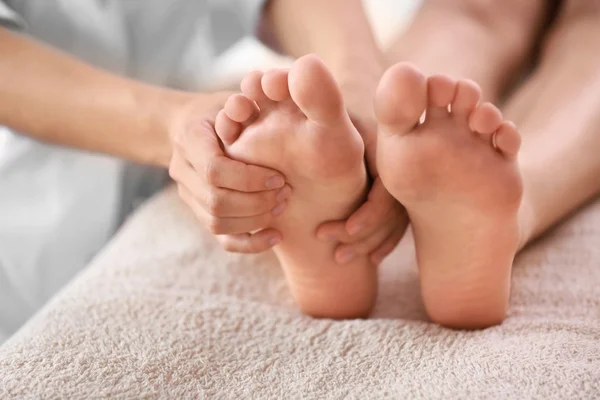 Mulher fazendo massagem no spa — Fotografia de Stock