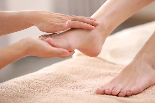 Donna con massaggio spa — Foto Stock