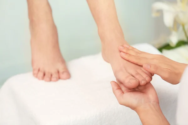 Mulher fazendo massagem no spa — Fotografia de Stock