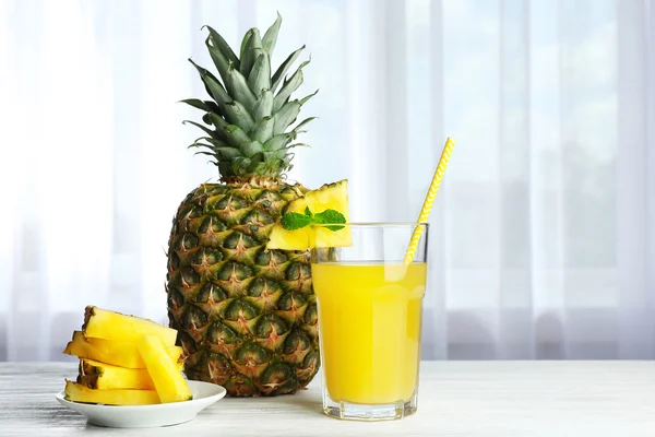 Glas sap en ananas — Stockfoto