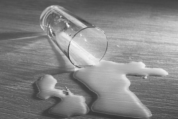 Пролитый стакан воды
 