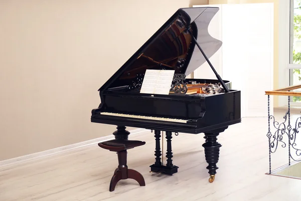 Beautiful black piano — Stock Photo, Image
