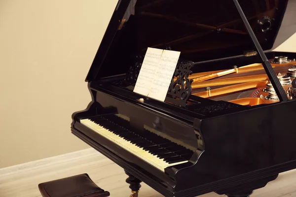 Belo piano preto — Fotografia de Stock