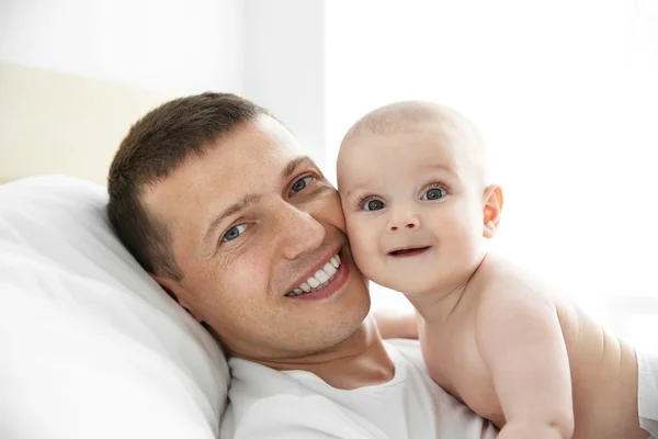 Счастливый отец и милый ребенок — стоковое фото